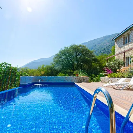 Vilă Stone Clad La Maison P
