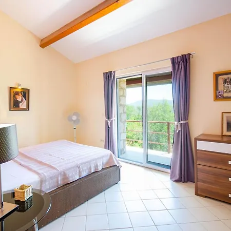 Vilă Stone Clad La Maison P *