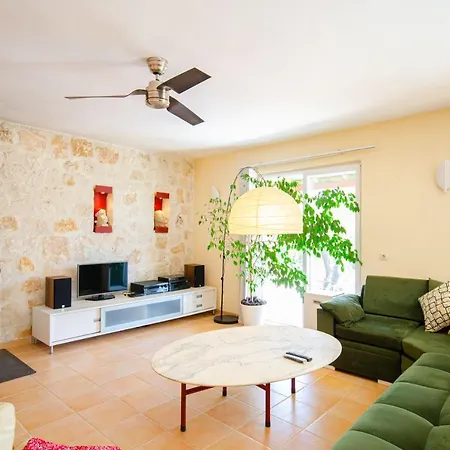 Vilă Stone Clad La Maison P *