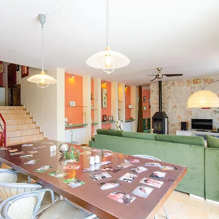 Vilă Stone Clad La Maison P