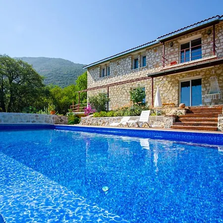 Villa Stone Clad La Maison P